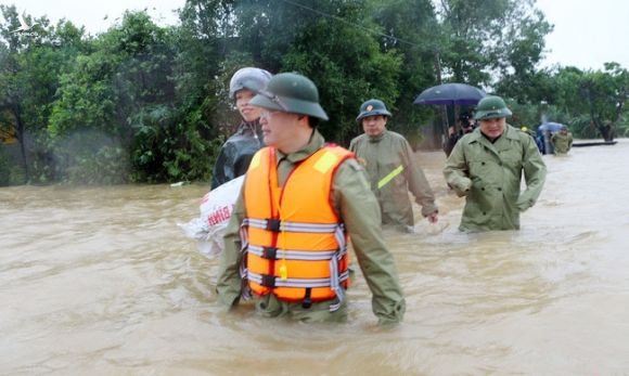 Chủ tịch UBND tỉnh Nghệ An Nguyễn Đức Trung vào tâm lũ Đô Lương - Ảnh 1.