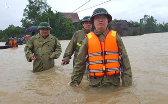 Chủ tịch UBND tỉnh Nghệ An Nguyễn Đức Trung vào tâm lũ Đô Lương - Ảnh 2.