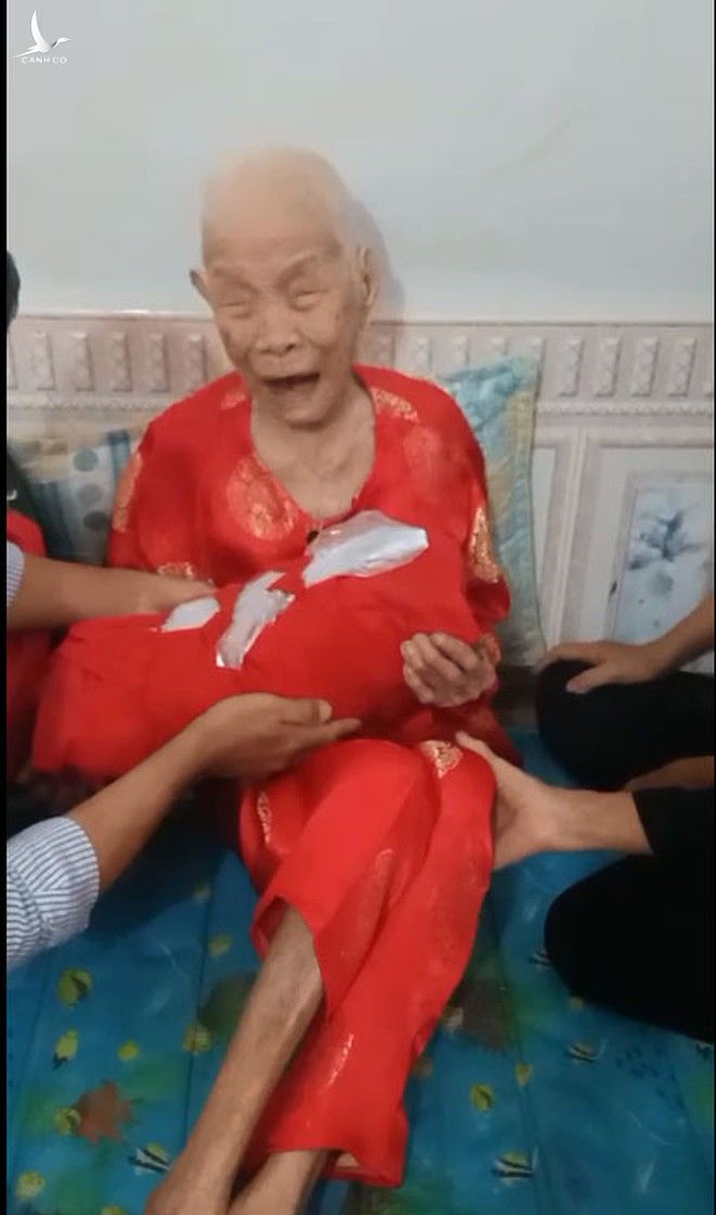 Mẹ Việt Nam anh hùng 110 tuổi khóc òa đón hài cốt con trở về