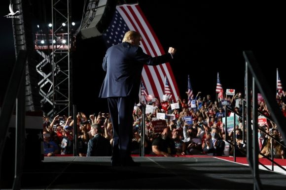 Ông Trump nhảy múa, ném khẩu trang, đòi hôn người ủng hộ khi vận động bầu cử ở Florida - Ảnh 3.