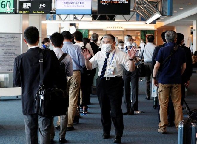 Hành khách nhập cảnh tại sân bay quốc tế Haneda ở Tokyo /// Reuters