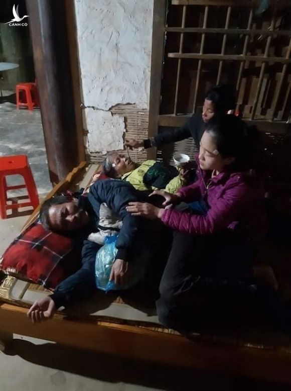 Vụ sạt lở ở Quảng Trị, 22 chiến sĩ gặp nạn: Mẹ già khóc ngất, lao vào dòng nước lũ tìm con - Ảnh 1