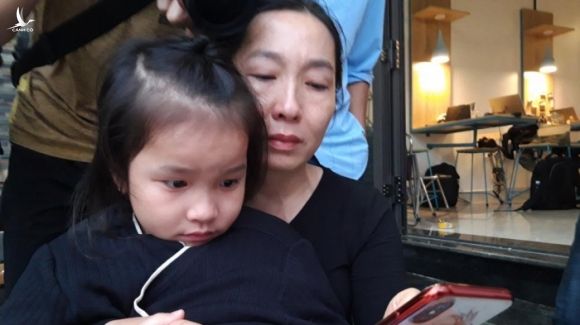 Vụ sạt lở ở Quảng Trị, 22 chiến sĩ gặp nạn: Mẹ già khóc ngất, lao vào dòng nước lũ tìm con - Ảnh 2