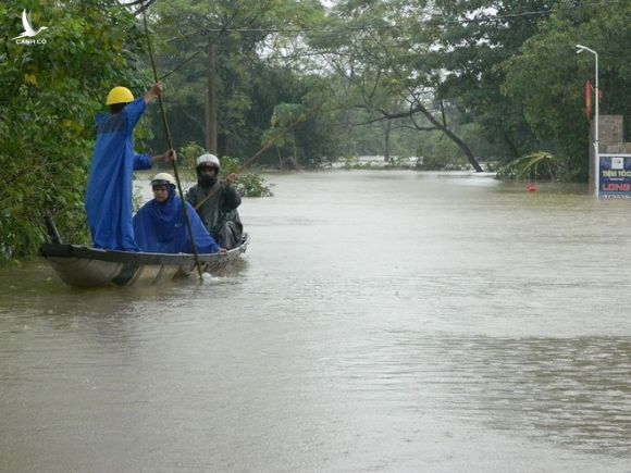 Người dân thị trấn vùng cao Krông Klang (H.Đakrông, Quảng Trị) phải chèo thuyền đi lại trên đường ngập lũ Ảnh: Thanh Lộc