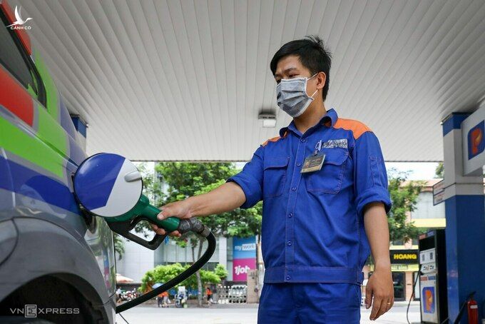 Ô tô bơm nhiên liệu tại trạm xăng của Petrolimex ở TP HCM. Ảnh: Quỳnh Trần.