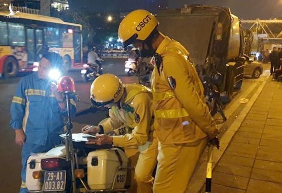 CSGT xử phạt xe chở rác vi phạm về vệ sinh môi trường đêm 25/10. Ảnh: Vân Sơn