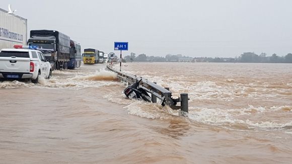 Nước ngập trên quốc lộ 1 qua Hà Tĩnh. Ảnh: Lê Hoàng.