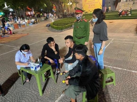 Hà Nội xử phạt người không đeo khẩu trang tại phố đi bộ hồ Hoàn Kiếm - 1