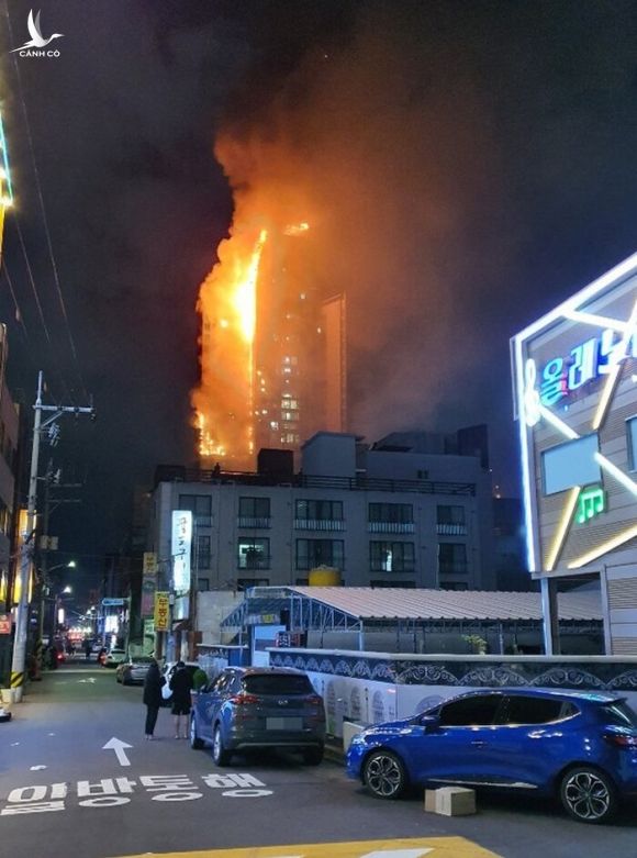 Tòa chung cư thương mại Hàn Quốc cháy lớn trong đêm Ảnh 4