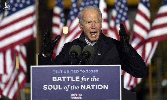 Ứng viên tổng thống đảng Dân chủ Joe Biden trong cuộc vận động tranh cử ở Pittsburgh, bang Pennsylvania, tối 2/1. Ảnh: AFP.