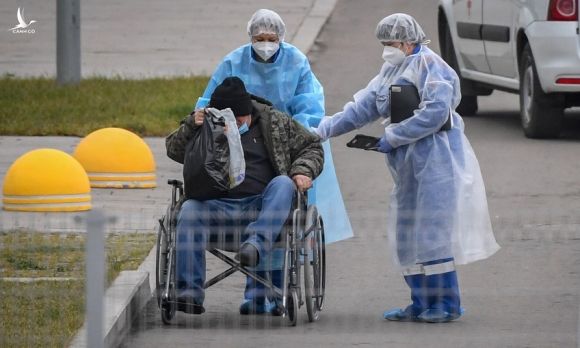 Các nhân viên y tế đưa bệnh nhân vào một bệnh viện ở Kommunarka, ngoại ô Moskva, hôm 16/11. Ảnh: AFP.