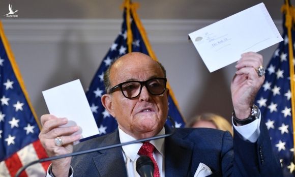 Rudy Giuliani, luật sư riêng của Trump, giơ một phong bì phiếu bầu trong cuộc họp báo tại trụ sở Ủy ban Quốc gia đảng Cộng hòa ở thủ đô Washington hôm 19/11. Ảnh: AFP.