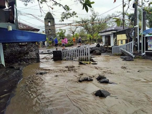 Siêu bão Goni “gầm rú” ở Philippines, số người thiệt mạng tăng lên - Ảnh 1.