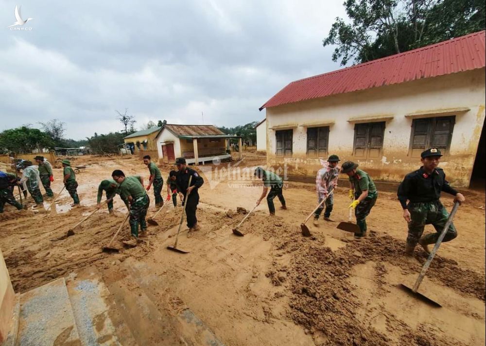 Công an Quảng Trị lấm lem bùn đất giúp dân dọn dẹp sau lũ lịch sử