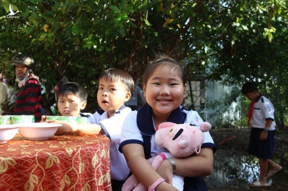 Ông Đoàn Ngọc Hải tặng quà và mời học sinh ở U Minh Hạ ăn phở - Ảnh 9.