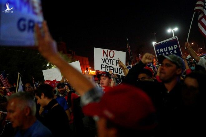 Đám đông người biểu tình ủng hộ Tổng thống Trump phản đối gian lận phiếu bầu tại thành phố Phoenix, bang Arizona đêm 4.11 /// Reuters