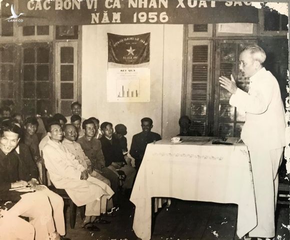 Ông Toàn (hàng đầu tiên, thứ hai từ trái sang) nghe Bác Hồ phát biểu trong hội nghị tổng kết Bình dân học vụ năm 1956. Ảnh: Gia đình cung cấp