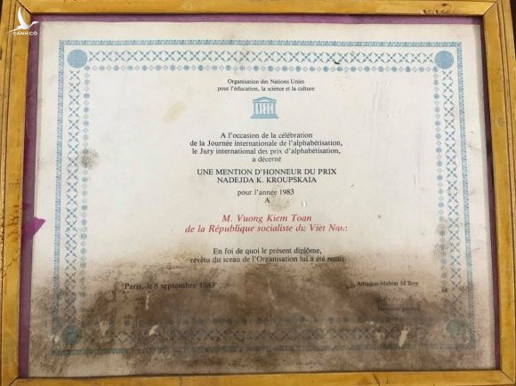 Bằng khen UNESCO tặng ông Vương Kiêm Toàn năm 1983, hiện được gia đình con trai cả Vương Mạnh Thái lưu giữ. Ảnh: Thanh Hằng