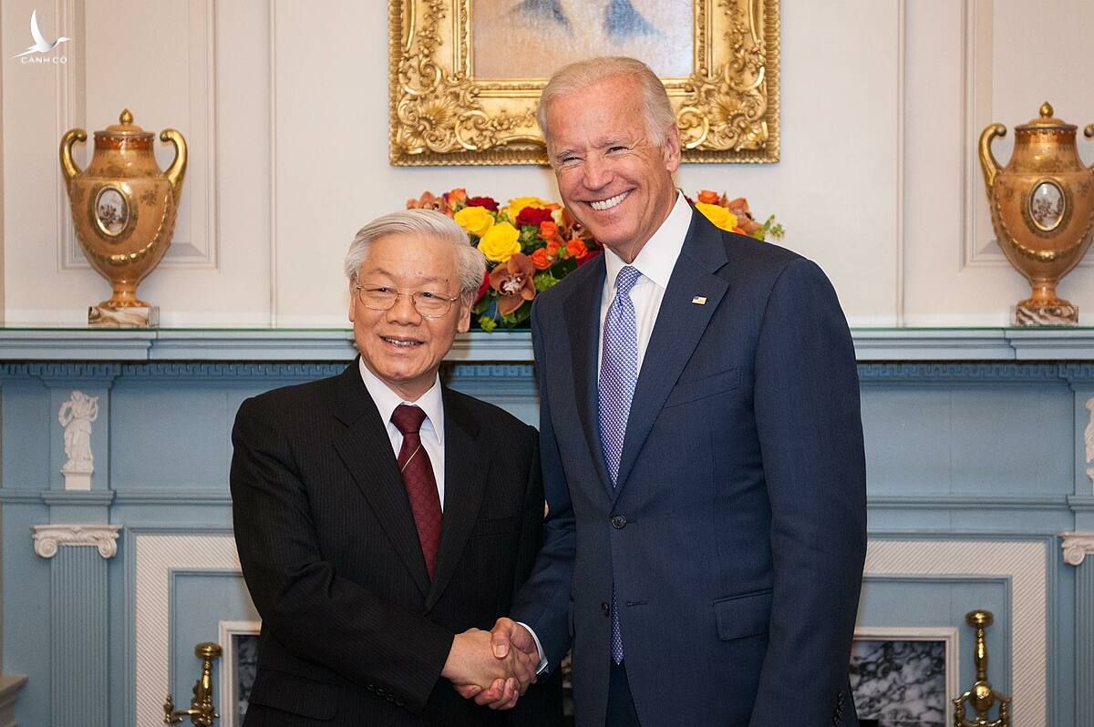 Joe Biden, khi còn là Phó tổng thống Mỹ, bắt tay Tổng bí thư Nguyễn Phú Trọng trong bữa tiệc trưa tại Bộ Ngoại giao Mỹ ở Washington, D.C ngày 7/7/2015. Ảnh: Bộ Ngoại giao Mỹ. 