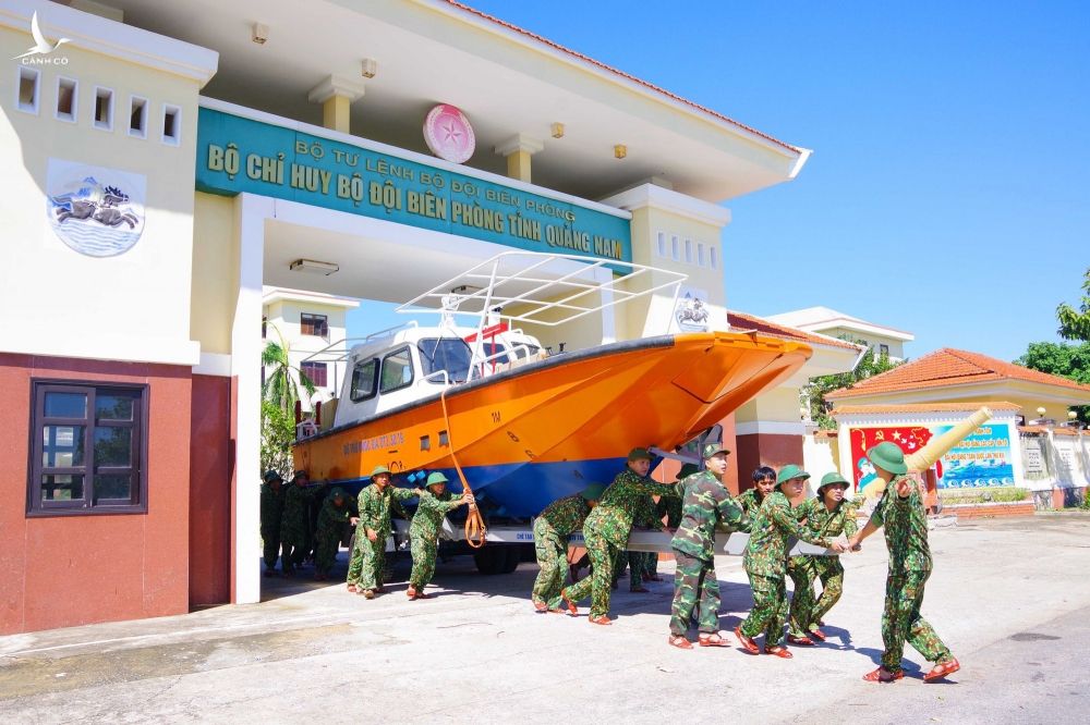 Sạt lở Trà Leng: Huy động 32 thuyền, cano, flycam tầm soát nhiệt tìm kiếm nạn nhân - Ảnh 1.