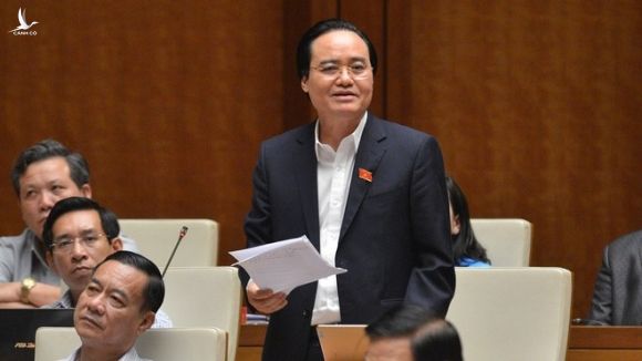 Bộ trưởng GD-ĐT Phùng Xuân Nhạ giải trình trước Quốc hội /// Ảnh quochoi.vn