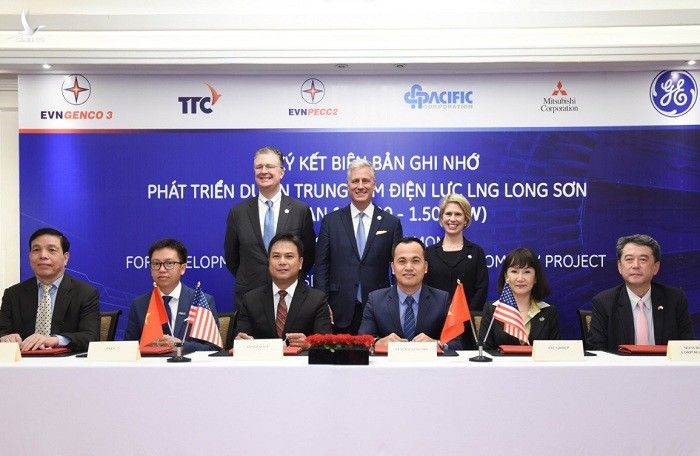 Cố vấn an ninh quốc gia Mỹ O’Brien chứng kiến lễ ký kết dự án điện khí LNG Long Sơn giữa các đại diện của GE, GENCO3, Tổng công ty Thái Bình Dương, PECC 2, Mitsubishi và TTC.