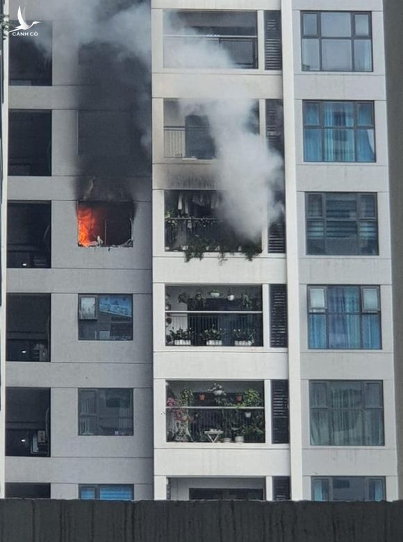 Hà Nội: Cháy lớn căn hộ chung cư tại Hồ Tùng Mậu, hàng trăm người dân tháo chạy - Ảnh 1.
