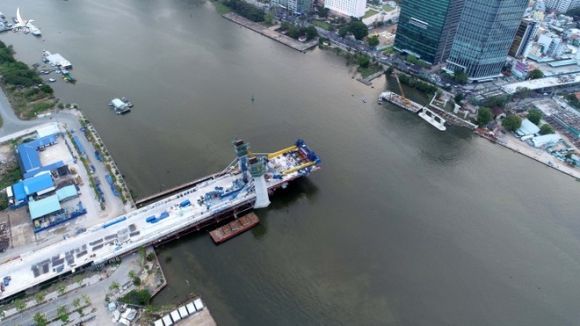 Cầu Thủ Thiêm 2 dang dở giữa sông Sài Gòn /// Ảnh: Ngọc Dương