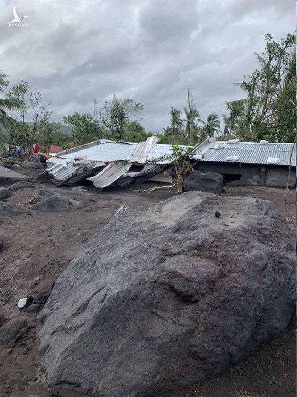 Siêu bão Goni “gầm rú” ở Philippines, số người thiệt mạng tăng lên - Ảnh 2.