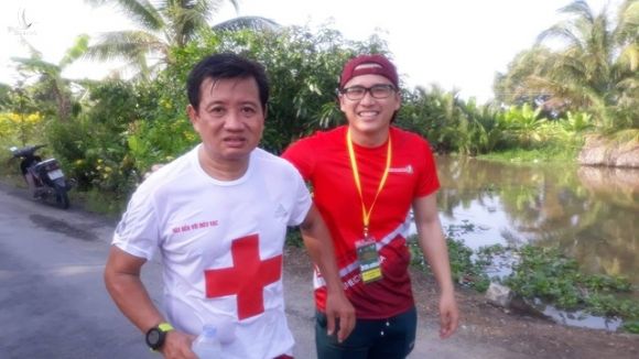 Các VĐV chúc mừng ông Đoàn Ngọc Hải về đích tại giải marathon Hậu Giang - 3