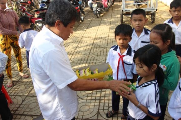 Ông Đoàn Ngọc Hải tặng quà và mời học sinh ở U Minh Hạ ăn phở - Ảnh 2.
