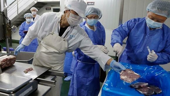 Giới chức Thượng Hải kiểm tra nCoV ở lô hàng thực phẩm nhập khẩu. Ảnh: CNN