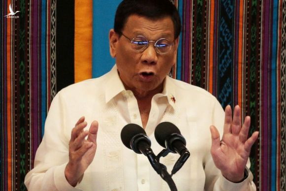 Ông Duterte cảnh báo trò chơi nguy hiểm trên Biển Đông - Ảnh 1.