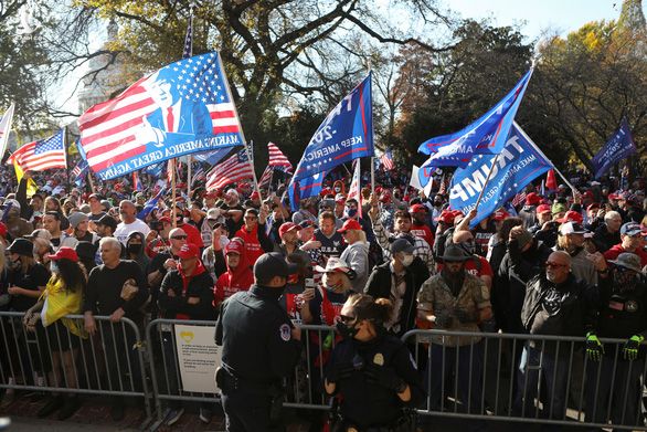 Hàng ngàn người ủng hộ ông Trump xuống đường ở Washington - Ảnh 2.
