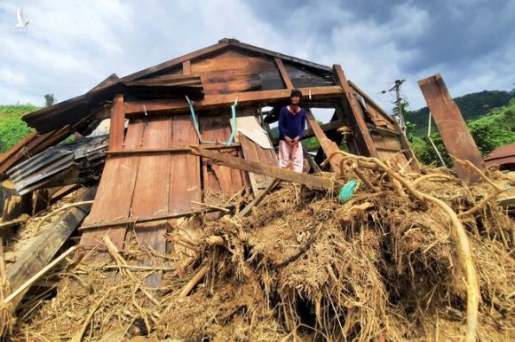 Nhiều ngôi nhà dân ở thôn Trà Văn A (xã Phước Kim, H.Phước Sơn, Quảng Nam) hư hỏng nặng sau khi cơn lũ quét đi qua /// ẢNH: MẠNH CƯỜNG