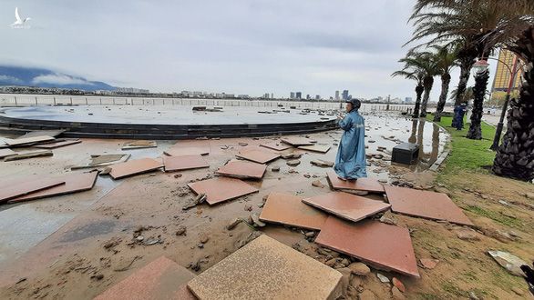 Cận cảnh sóng bão đánh vỡ tan hoang đường ở Đà Nẵng - Ảnh 3.