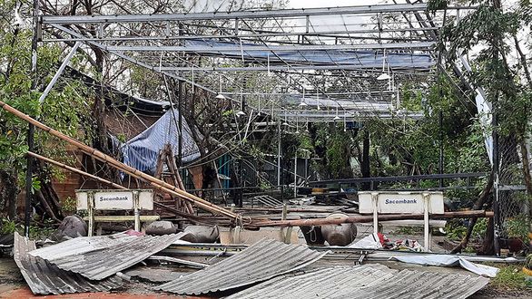 Cận cảnh sóng bão đánh vỡ tan hoang đường ở Đà Nẵng - Ảnh 4.