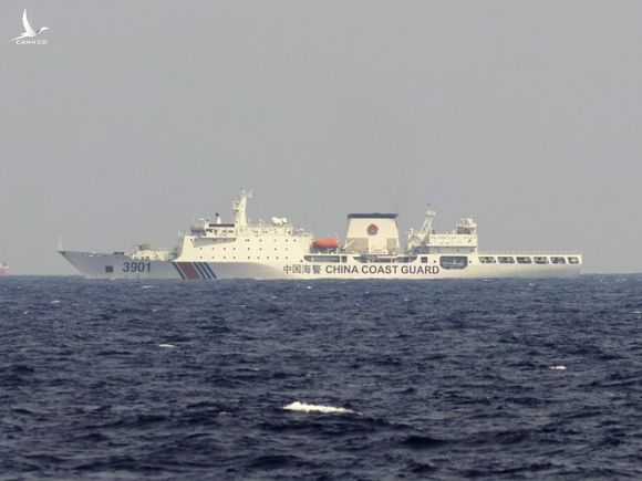 Tàu hải cảnh Trung Quốc hộ tống tàu Hải Dương Địa Chất 8 khảo sát trái phép ở vùng biển thuộc chủ quyền Việt Nam /// Ảnh: ngư dân cung cấp