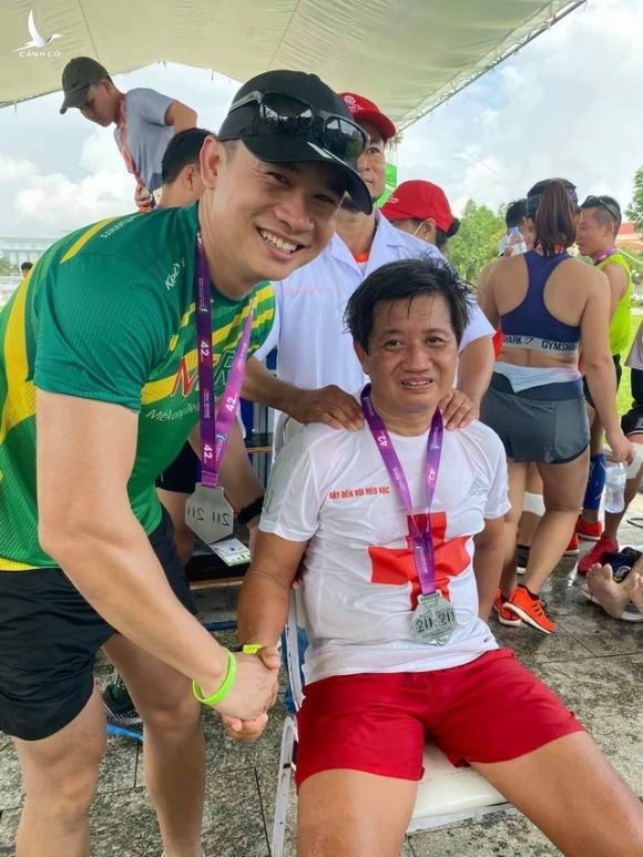 Các VĐV chúc mừng ông Đoàn Ngọc Hải về đích tại giải marathon Hậu Giang - 2