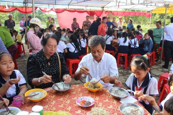 Ông Đoàn Ngọc Hải tặng quà và mời học sinh ở U Minh Hạ ăn phở - Ảnh 6.