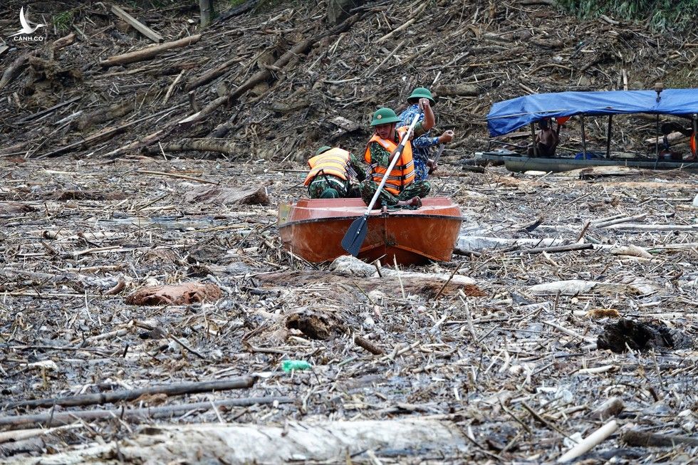 Thảm họa sạt lở ở Trà Leng: Rẽ gỗ tìm người - ảnh 2