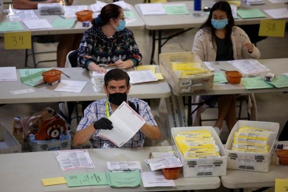 Các nhân viên kiểm tra hàng ngàn lá phiếu gửi qua thư ở bang California ngày 2.11 /// Reuters