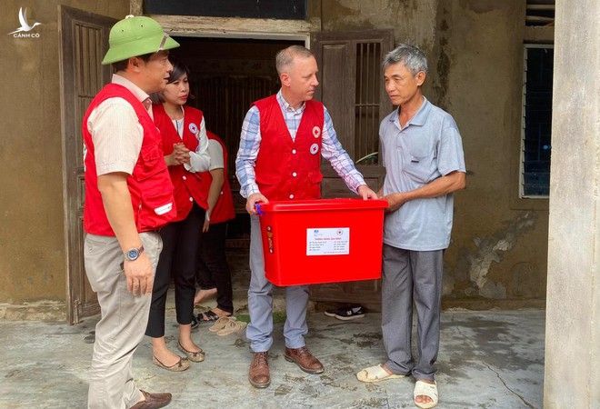 Đại sứ Anh thăm 2 xã bị ảnh hưởng nặng nhất vì lũ lụt tại Quảng Bình - ảnh 2