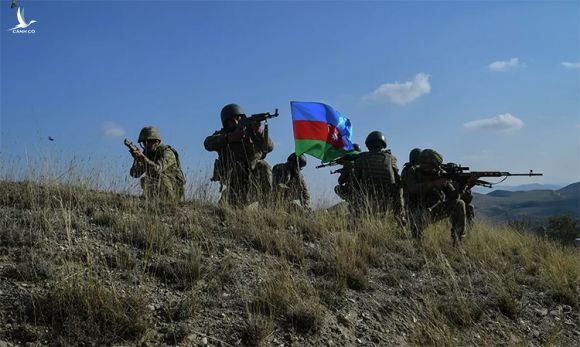 Lính Azerbaijan dựng cờ trên một cao điểm gần làng Talish, ngày 23/10. Ảnh: RIA Novosti.