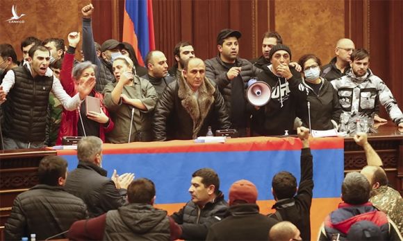 Người biểu tình tràn vào tòa nhà Quốc hội Armenia tại thủ đô Yerevan, ngày 11/10. Ảnh: AP.