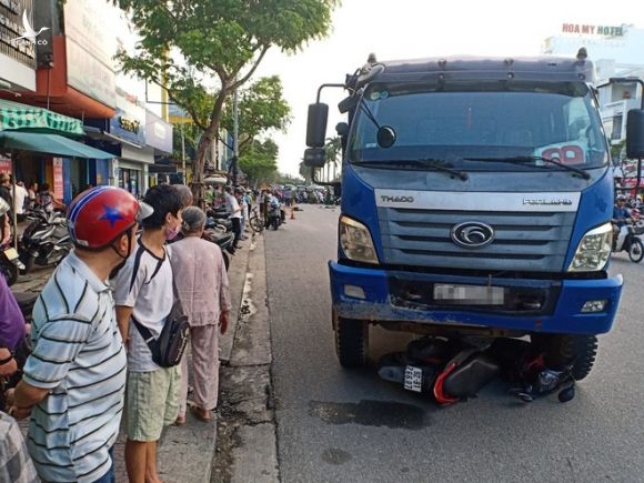 Hiện trường vụ tai nạn giao thông gây chết người do tài xế Nguyễn Văn Hiền vượt đèn đỏ /// ẢNH: VĂN TIẾN