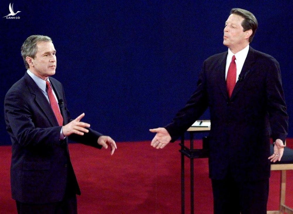 George W. Bush (trái) và Al Gore trong cuộc tranh luận năm 2000. Ảnh: NBC.