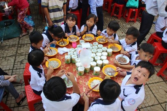 Ông Đoàn Ngọc Hải tặng quà và mời học sinh ở U Minh Hạ ăn phở - Ảnh 4.