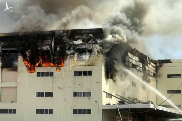 Cháy lớn tại công ty sản xuất ghế sofa, hàng nghìn m2 nhà xưởng đổ sập - 3