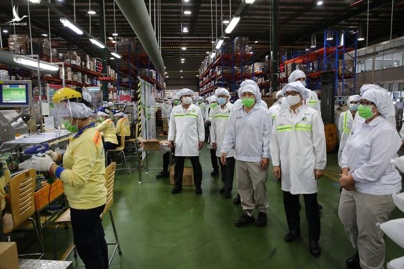 Phó Thủ tướng Vũ Đức Đam kiểm tra việc thực hiện phòng chống dịch tại một nhà máy ở Khu công nghiệp Biên Hoà 2, TP Biên Hoà, tỉnh Đồng Nai. Ảnh: Đình Nam